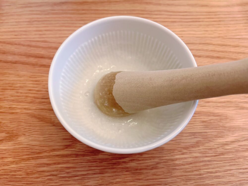 貝印のすり鉢とすりこぎで10倍粥を赤ちゃん用にすりつぶしているところ