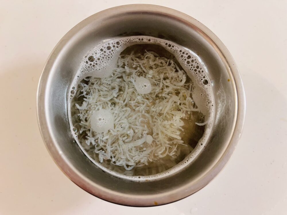 離乳食で使うしらすを塩抜きするために熱湯につける様子