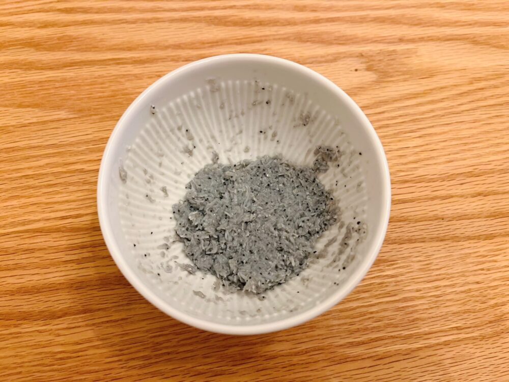 離乳食で使うしらすを塩抜きするためにすり鉢でつぶす様子