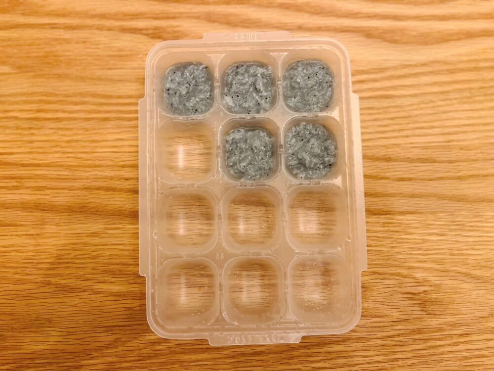 離乳食で使うしらすを小分けして冷凍する様子