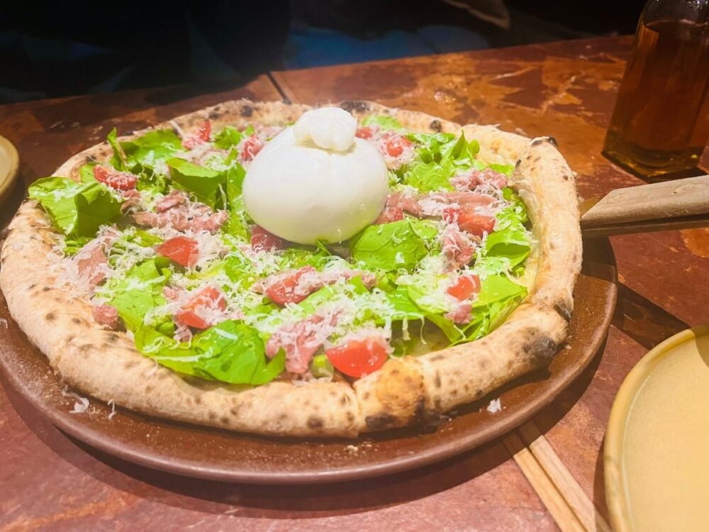 エディション虎ノ門宿泊時の夕食に食べた、ブッラータチーズ・生ハム・ルッコラが乗った「4P'sシグネチャー」