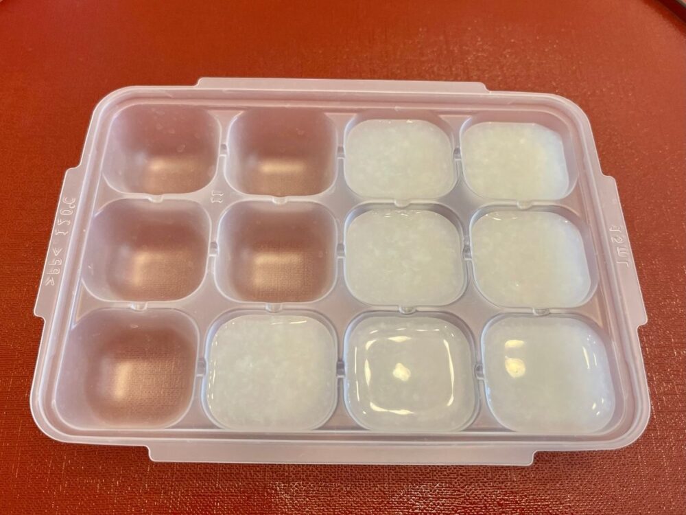フリージング容器に大さじ1ずつ入れる