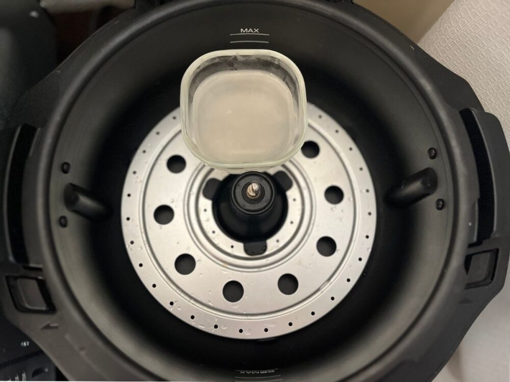 浸水した米をオートクッカーにセット