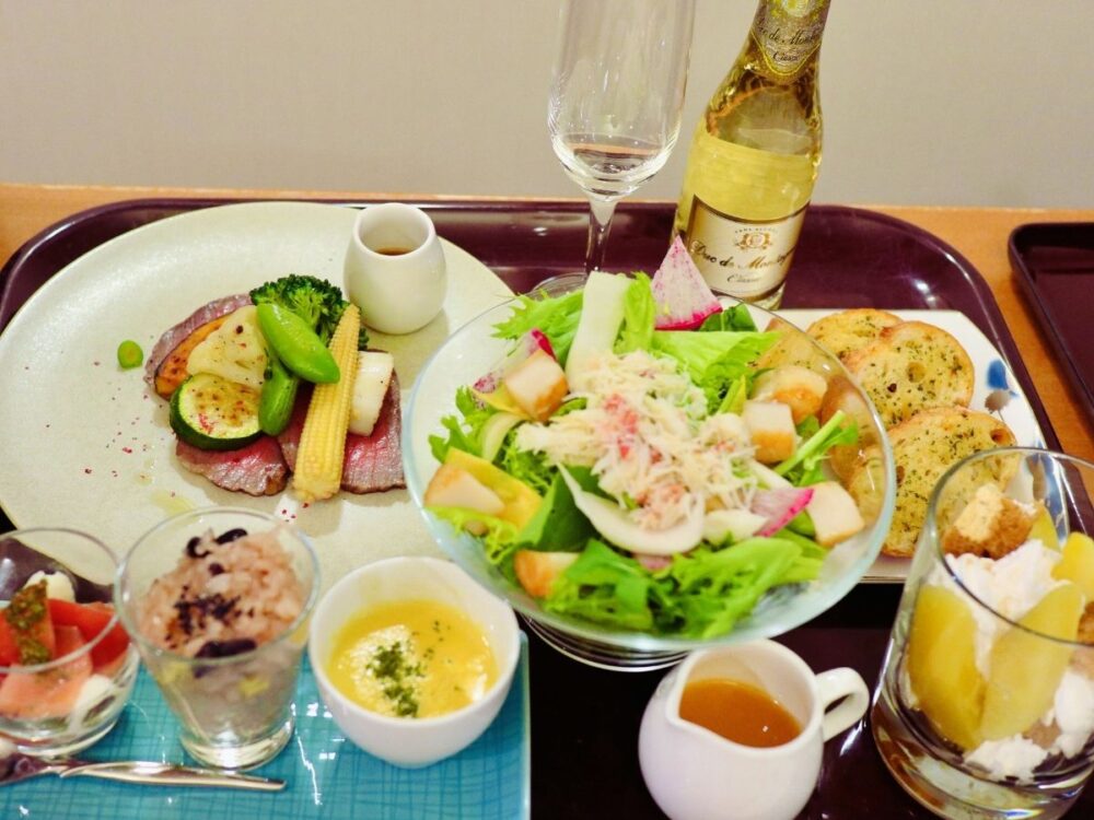 山王病院での出産時の入院食。最終日のお祝膳は豪華でローストビーフやノンアルコールシャンパンも