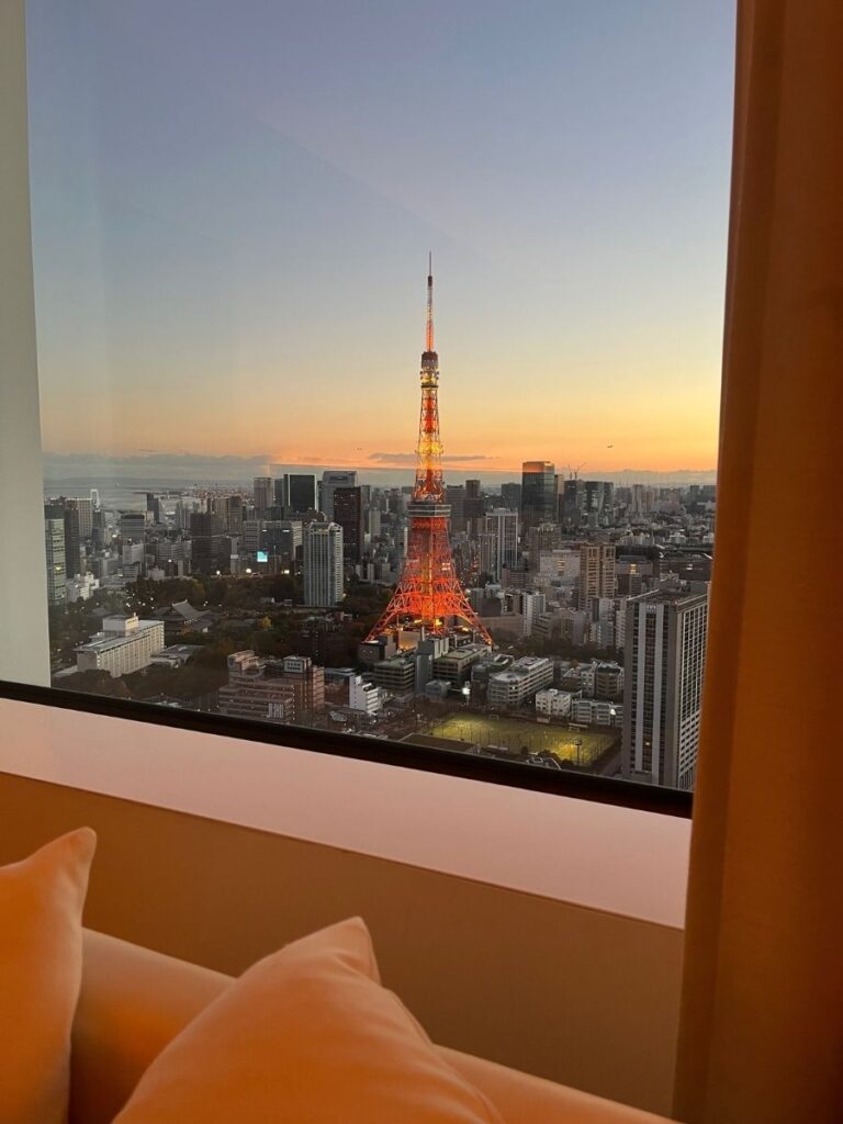 EDITION虎ノ門の部屋から見える東京タワーの夕暮れ