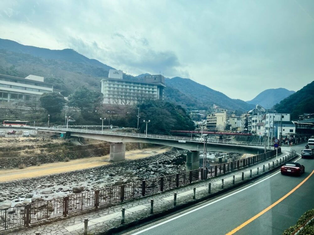 ロマンスカーから見た箱根湯本の町