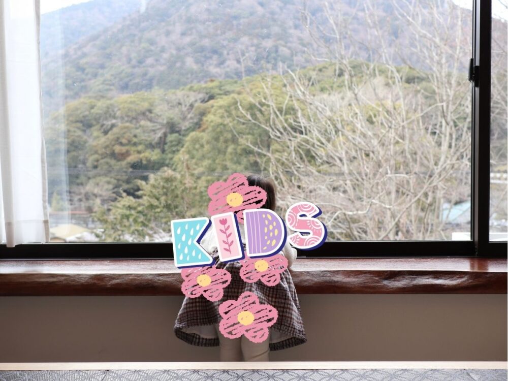 小上がりの窓辺で乗り出す子ども