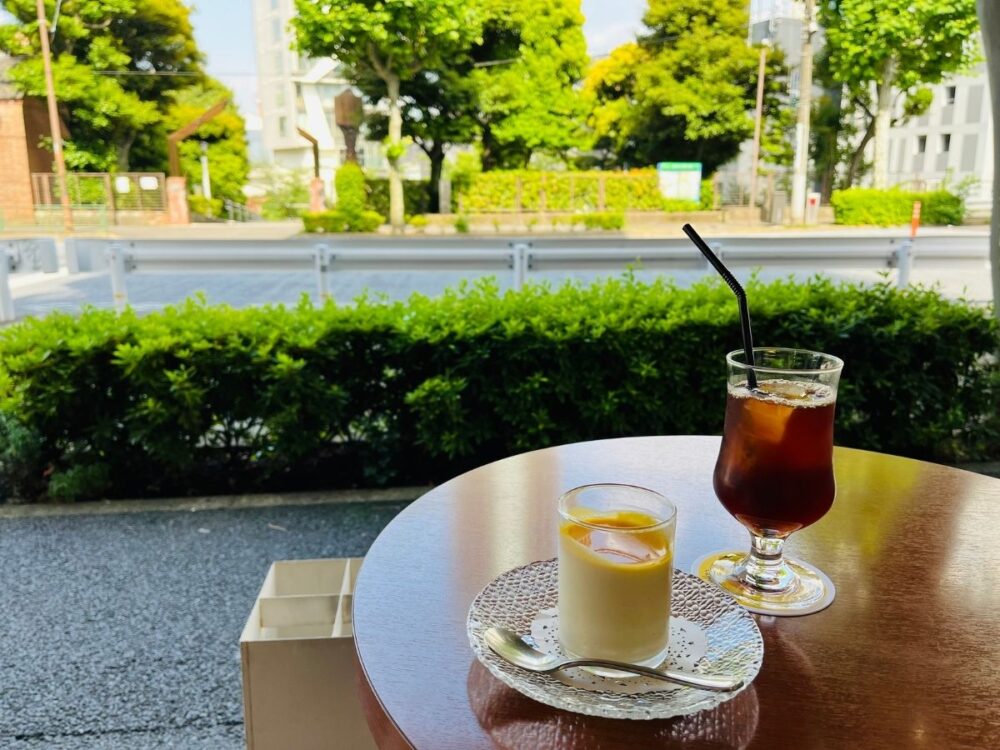 NinoCafeテラス席からの景色とアイスコーヒーとプリン