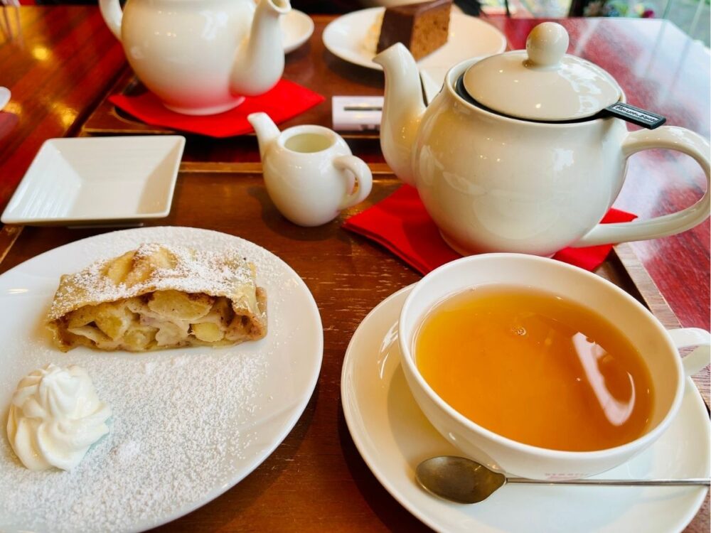デンメアのアップルシュトゥルーデルと紅茶