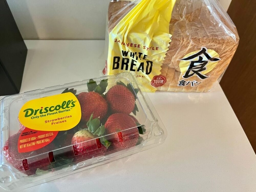 ハワイのスーパーで購入したイチゴと食パン