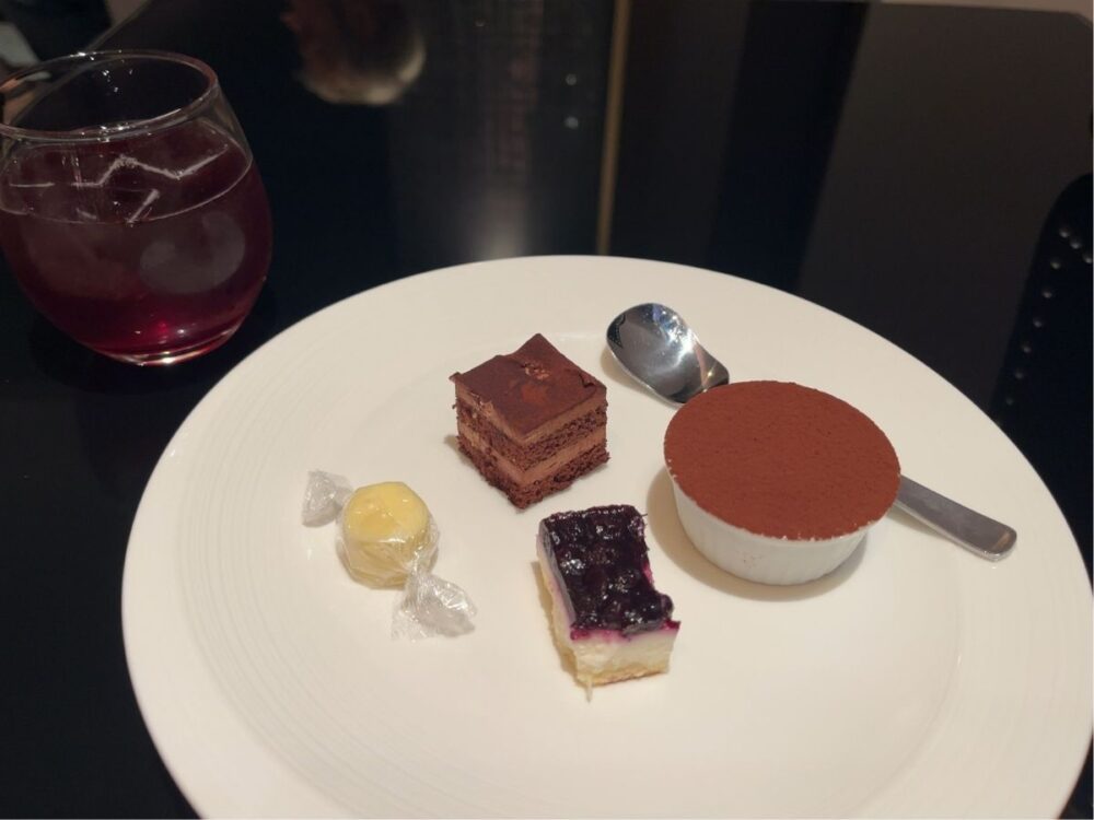 ラウンジのデザート