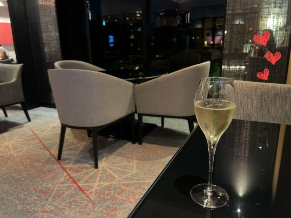 ラウンジの内装とシャンパン