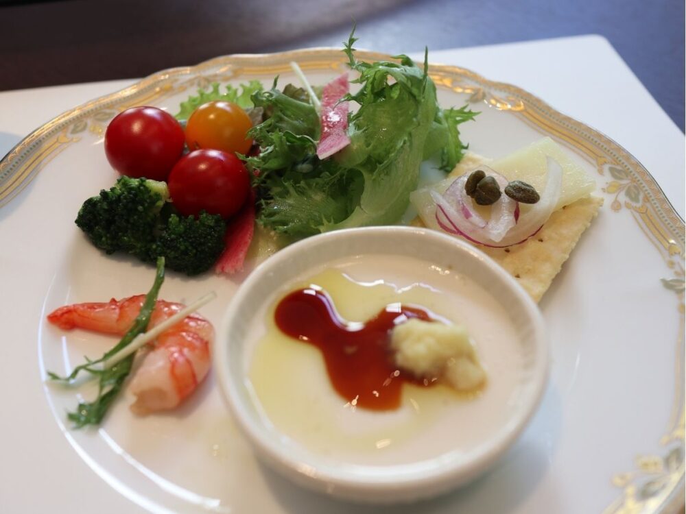 朝食のサラダ、豆腐、クラッカー