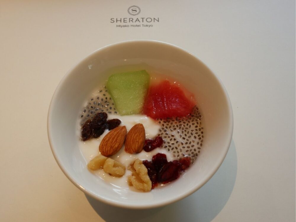 朝食のフルーツ・ナッツ・チアシード入りヨーグルト