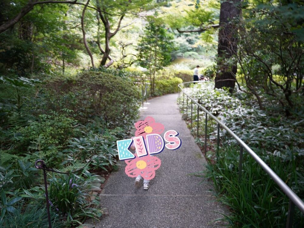 庭園美術館で走る子ども