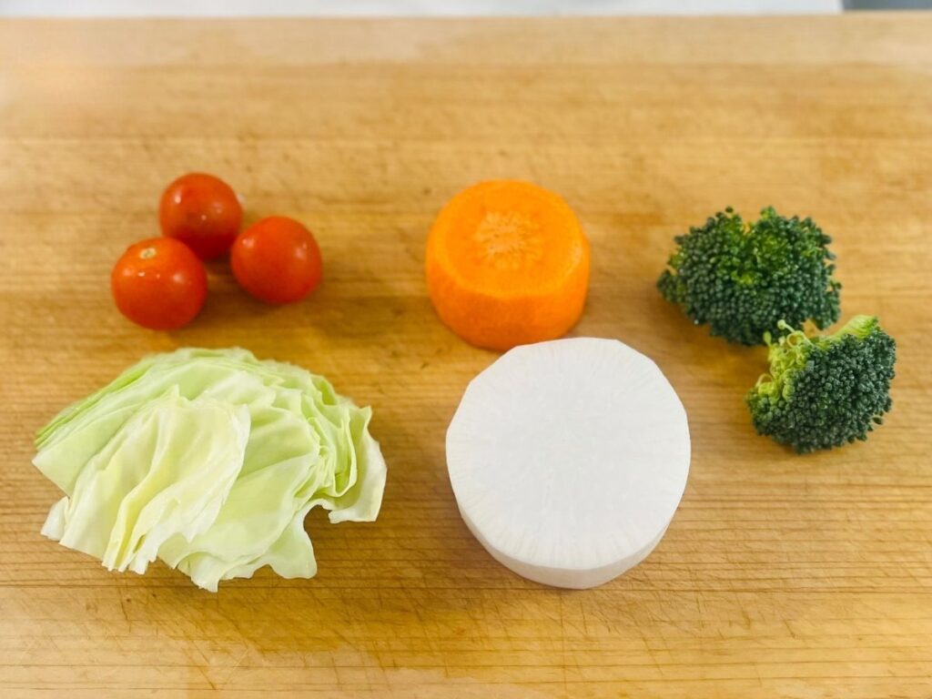 まな板の上に乗った離乳食用の野菜