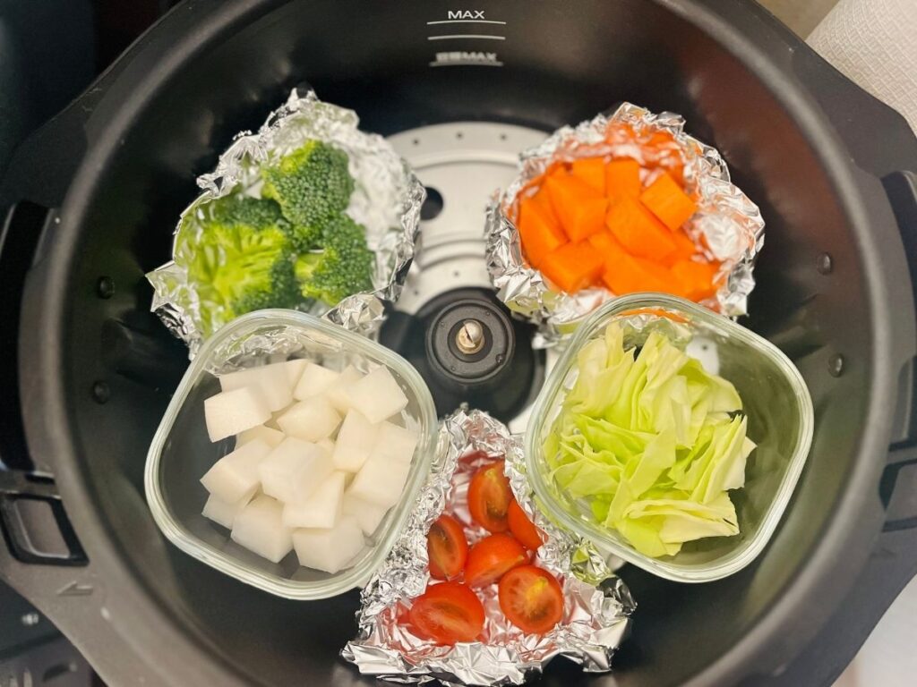 オートクッカーに小さく切った野菜をセットする