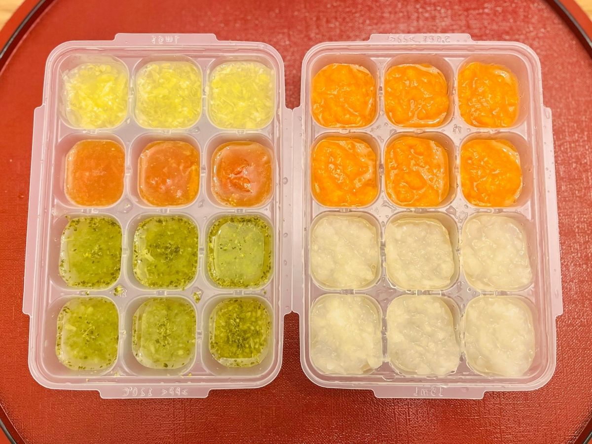 ペースト状にして保存容器に入れた離乳食