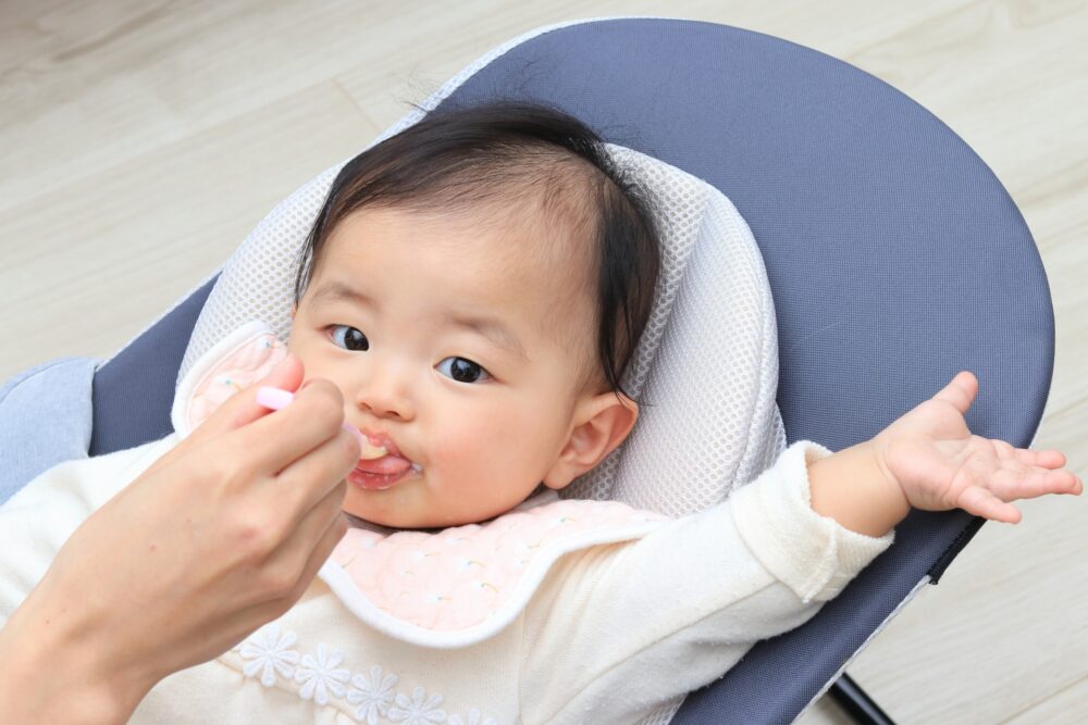 離乳食を食べる赤ちゃん