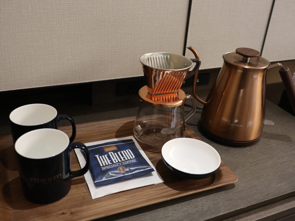 銅製のコーヒーサーバー、マグカップ、オリジナルブレンドコーヒー