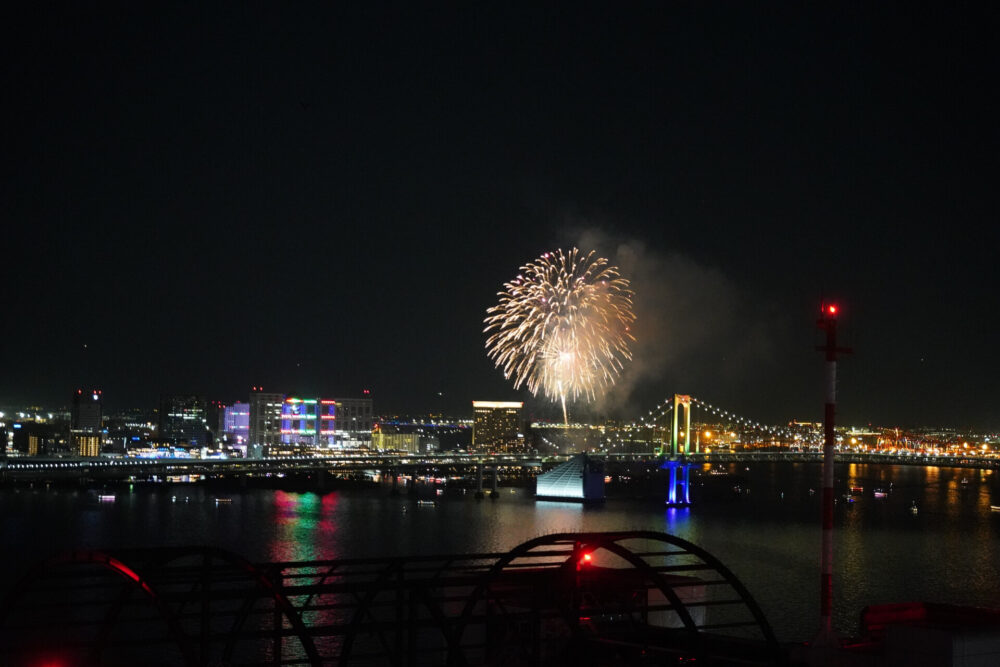客室から見えるお台場レインボー花火