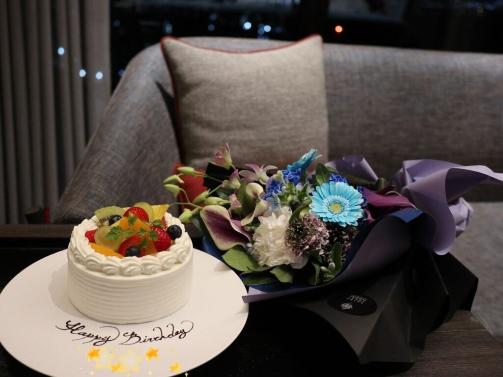 サプライズのケーキとお花