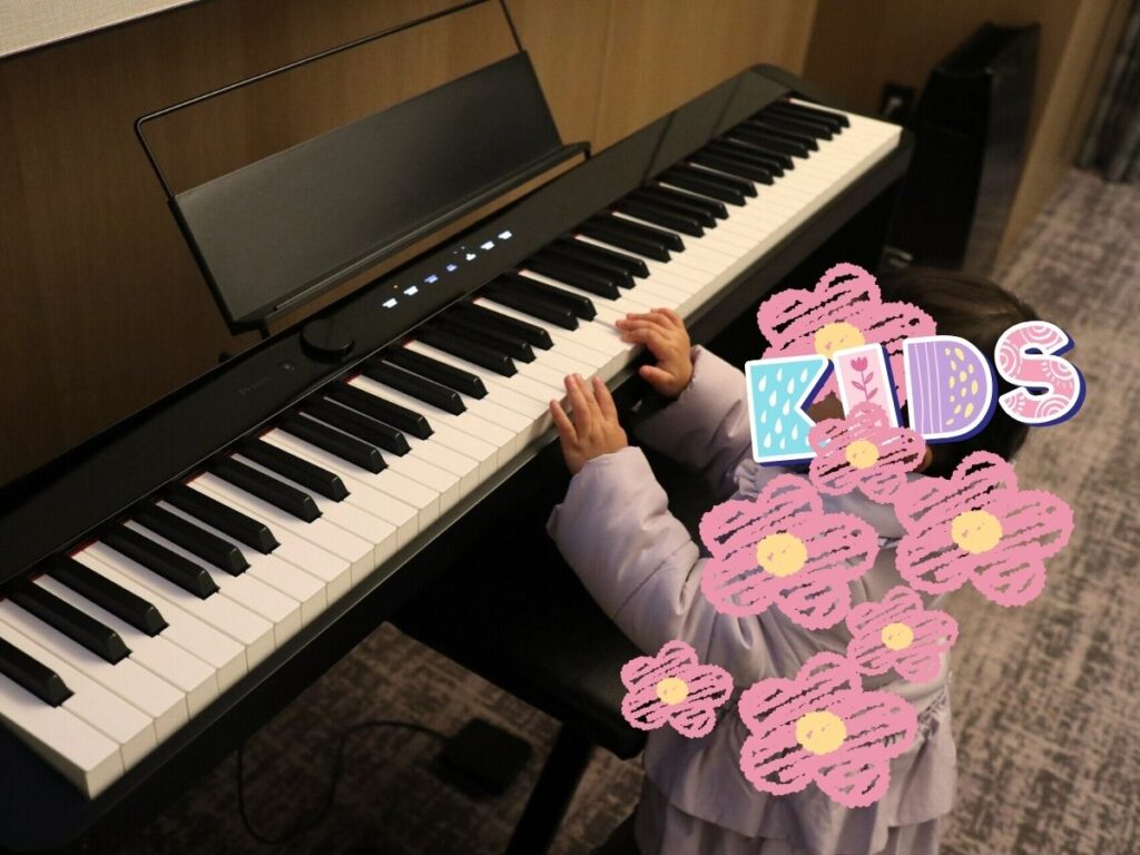 客室のピアノを弾く子ども