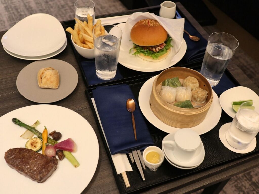 ルームサービスのハンバーガー、ステーキ、小籠包