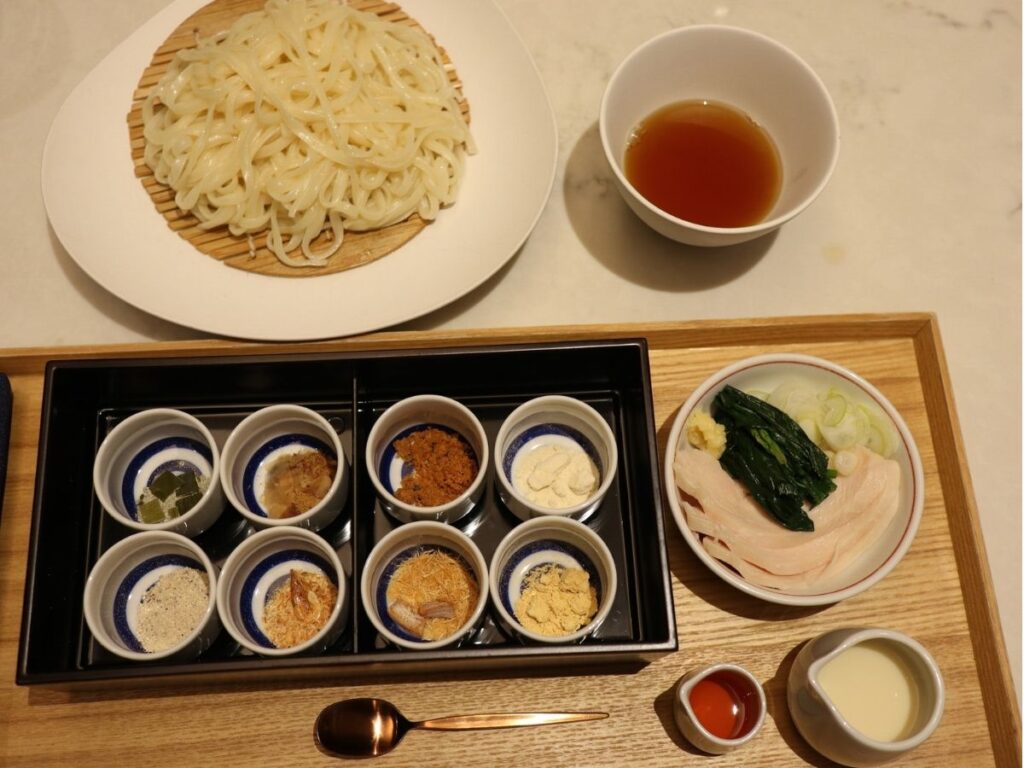 ルームサービスのメズム“旨み”うどん