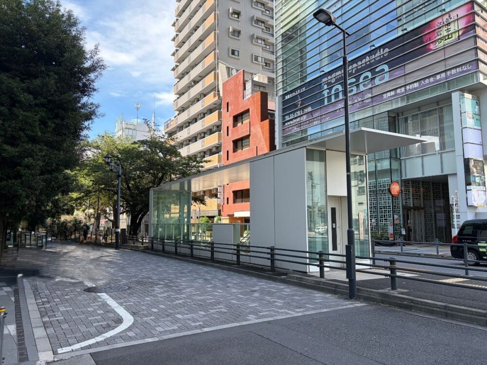 美術館側のエレベーターの地上からの写真