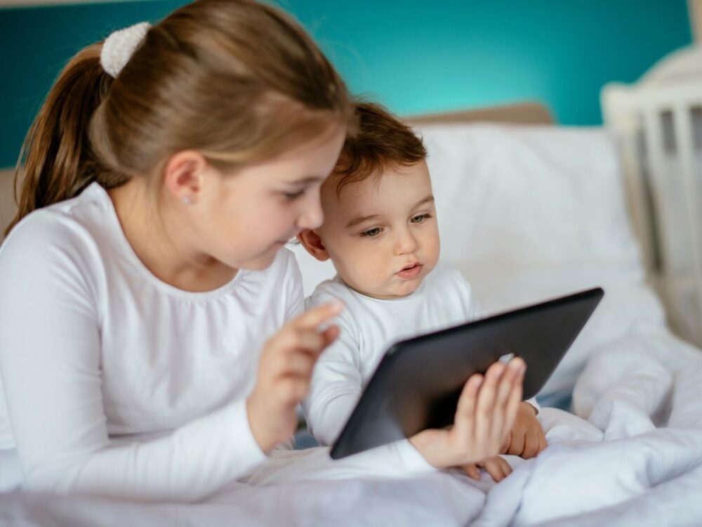 iPadを見る子ども
