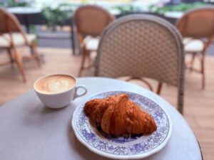 メゾンランドゥメンヌのオープンテラスで食べるクロワッサンとカフェラテ