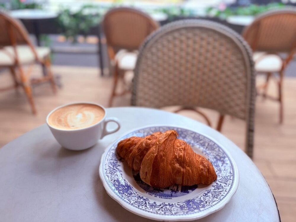 メゾンランドゥメンヌのオープンテラスで食べるクロワッサンとカフェラテ